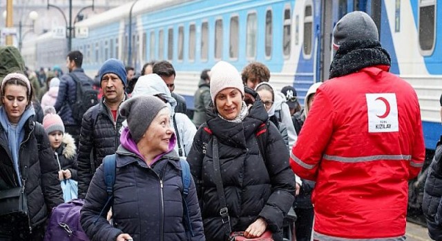 Türk Vatandaşları Kiev’de Yaşanan İnsani Krizi Kızılay Ekipleriyle Paylaştı