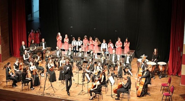 Büyükşehir Çocuk Korosu İlk Konserini Verdi