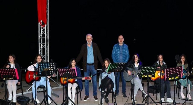 Çiftlikköy’de Gitar Kursiyerlerinden Enfes Dinleti