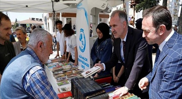 Dünya Kitap Hediye Etme Gününde 2 Bin Kitap Dağıtıldı