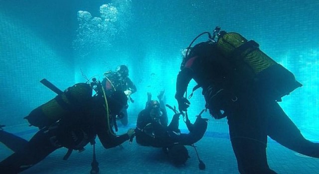 İzmir İtfaiyesi’nin ”Kurbağa Adamları” suda hayat kurtaracak