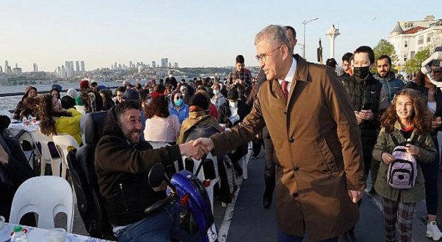 Türkiye’nin En Büyük İftar Sofrası Boğaza Karşı Üsküdar’da Kuruldu Üsküdar’da 80 Bin Kişilik Dev İftar