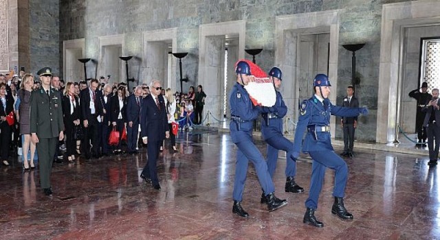 Türk Eğitim Vakfı 55. yılında Anıtkabir’de Ata’nın huzuruna çıktı