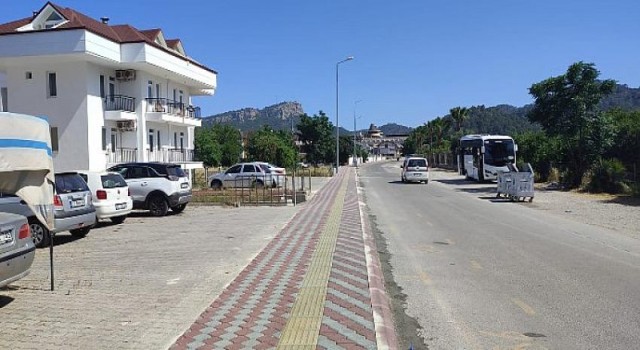 Ahmet Çavuş Caddesi’nde Kaldırım ve Otokorkuluk Çalışmaları Yapılıyor