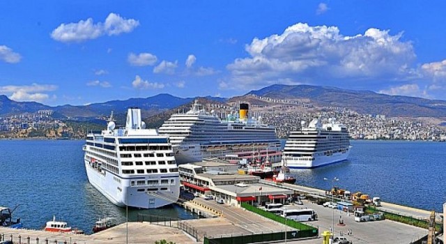 Alsancak Limanı’na aynı gün 3 yolcu gemisi demir attı