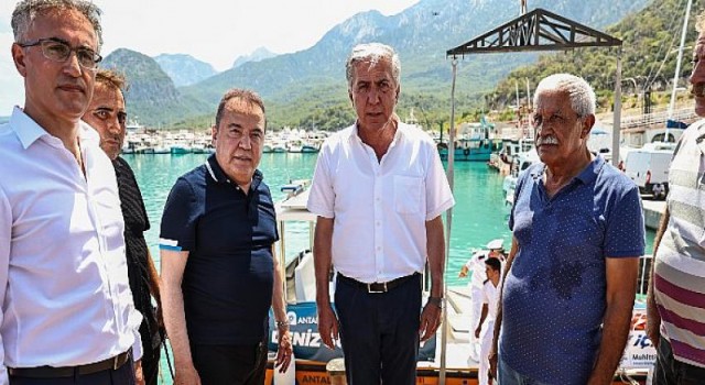 Antalya’nın ilk deniz süpürgesi Akdeniz’e indirildi