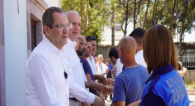 Ayvalık Belediye Başkanı Mesut Ergin, tarihi belediye hizmet binasının bahçesinde tüm birimlerdeki personel ile bayramlaştı.