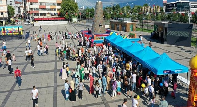 İzmit Kent meydanında ’bayram şenliği’ çocukların yüzünü güldürdü