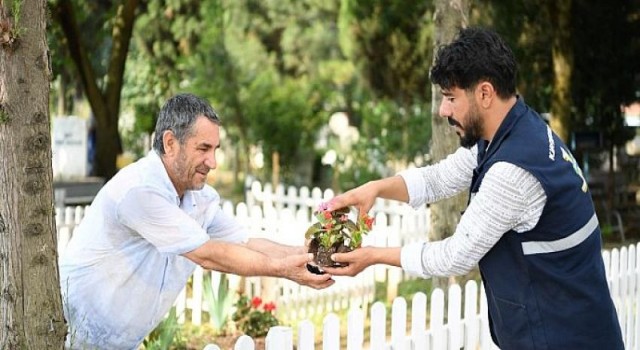 Kartepe Belediyesi Arife Günü Mezarlıklarda Çiçek Dağıttı