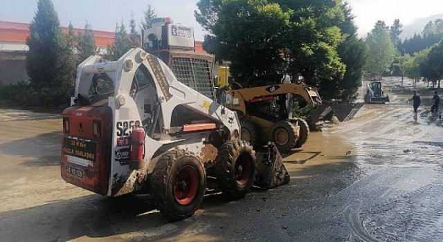 Kocaeli Büyükşehir Yol Bakım Timi Bartın’da çalışmalara katılıyor