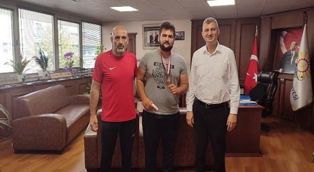 Gölcük Belediye Başkanı Ali Yıldırım Sezer, Türkiye 3’üncüsü olan Gölcük Belediyesporlu Teakwondo sporcusu Ali İmran Pustu’yu makamında konuk etti.