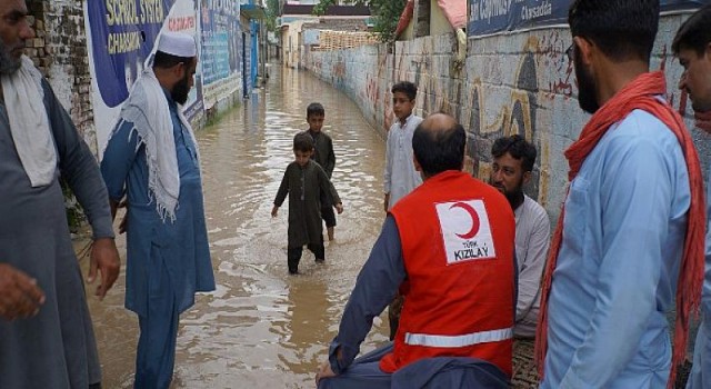 Kızılay Pakistan’da Gıda Yardımlarına Devam Ediyor