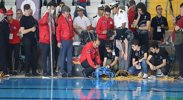 Cağaloğlu Anadolu Lisesi CALROV ekibi Singapur yolunda