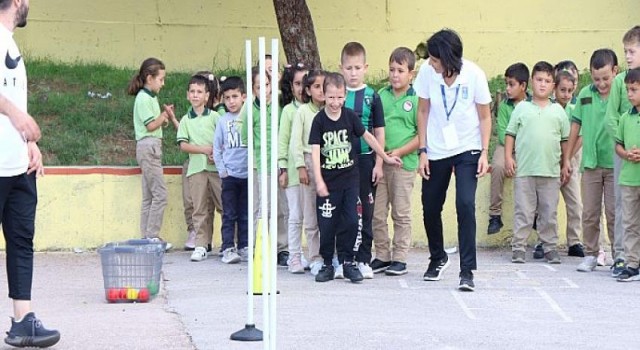 ”Çık dışarı oy-na-ya-lım!” köy okullarında