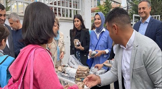 Deva Partisi’nden Çocuklara Beslenme Yardımı