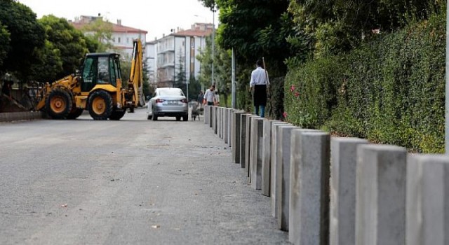 Sıcak asfalt serilen cadde ve sokaklarda yaya kaldırımları yenileniyor