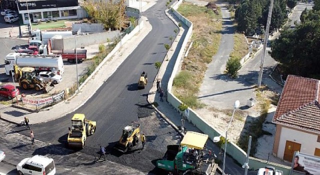 Çorlu Belediyesi Fen İşleri Müdürlüğüne bağlı ekipler, Çorlu’nun farklı noktalarında asfalt serim çalışmalarını sürdürüyor.