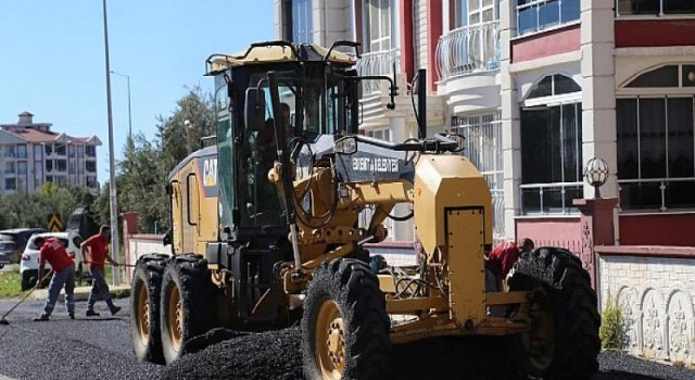 Edremit’te yollar sıcak asfaltla kaplanıyor