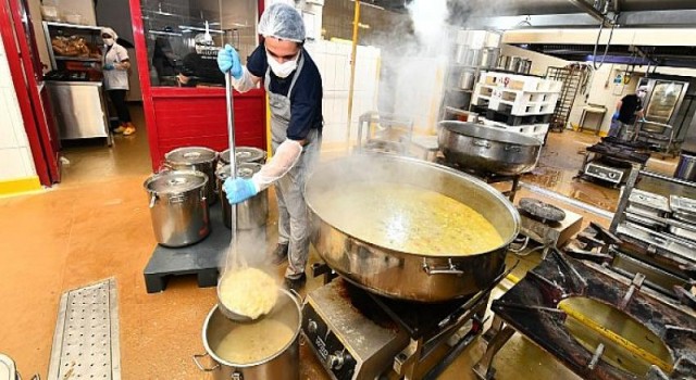 İzmir’de üniversite öğrencilerine yemek desteği bugün başlıyor