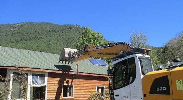 Orman arazisindeki kaçak ev yıkıldı