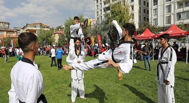 Van Büyükşehir Belediyesi, Amatör Spor Haftasında kentteki spor kulüplerine 2 milyon TL’lik nakdi yardımda bulundu