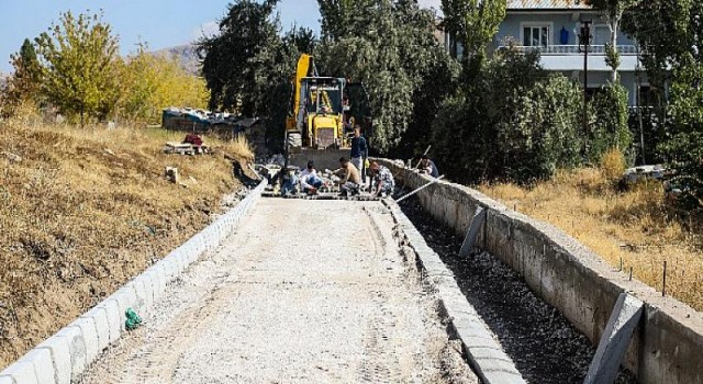 Van Büyükşehir Belediyesi kent genelinde bulunan 12 mezarlık alanında bakım ve onarım çalışması başlattı