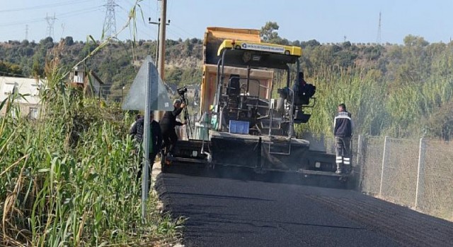 Aksu’da altyapısı tamamlanan yollar sıcak asfaltla kaplanıyor