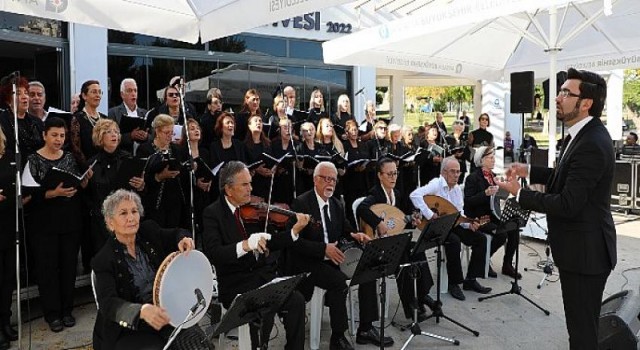 Aktif Yaşlı Merkezi TSM Korosu emekliler için konser verdi