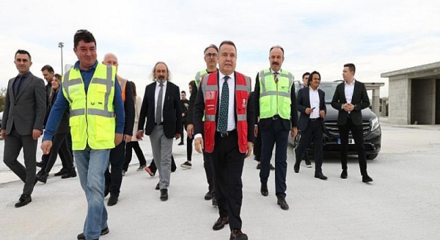 Antalya Büyükşehir Belediye Başkanı Muhittin Böcek Akdeniz Üniversitesi Katlı Otopark Projesi’ni inceledi