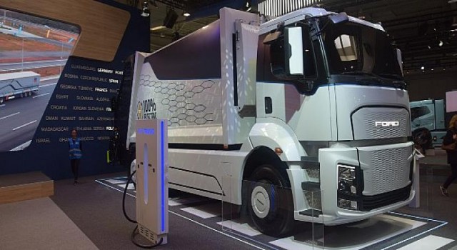 Ford Trucks’ın ürettiği ilk elektrikli kamyon, Pirelli R01 ile buluştu