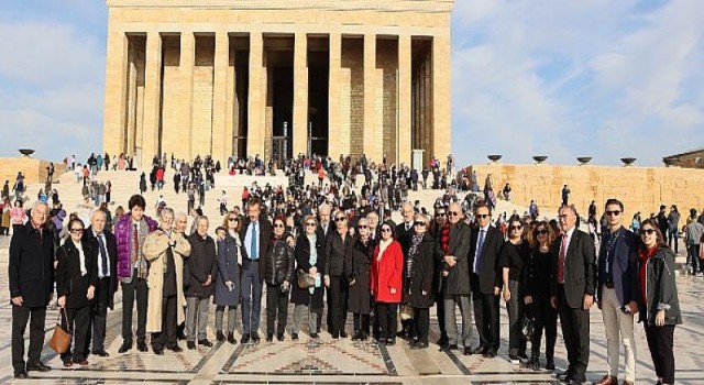 Koç Topluluğu’nun emekli üst düzey yöneticilerini buluşturan Koç-Yönder’den Anıtkabir ziyareti