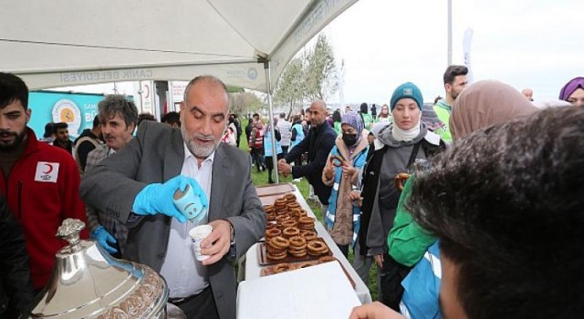 Başkan Sandıkçı’dan Gençlere Salep ve Simit İkramı