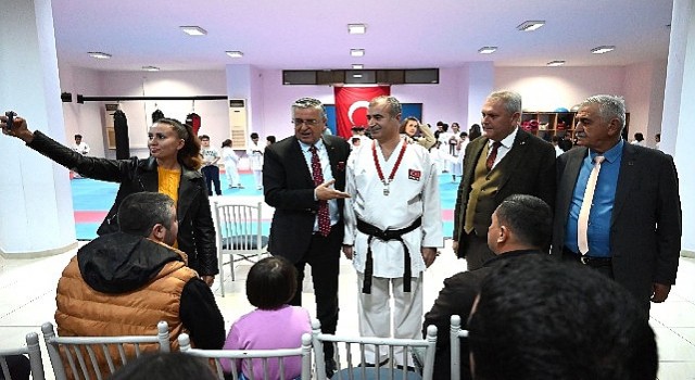 Başkan Topaloğlu milli karatecilerle bir araya geldi