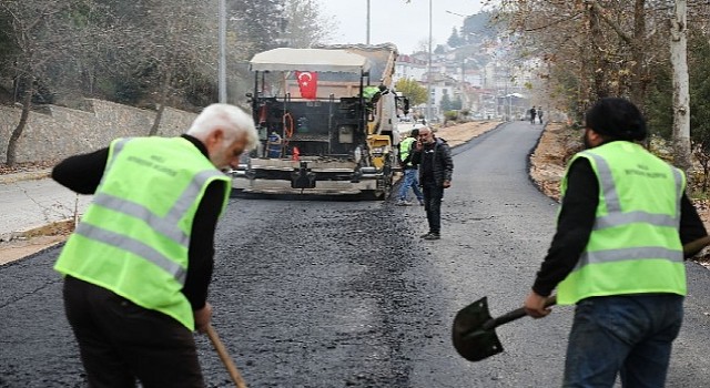 Muğla Büyükşehir Belediyesi, Kavaklıdere Turgut Özal Bulvarında birinci kat sıcak asfalt çalışmalarını tamamladı