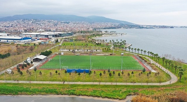 Gölcük Metin Uzuner Spor Tesisi&#39;nde yenileme çalışmaları başladı