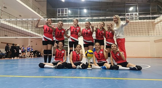 Nevşehir Belediyesi Gençlik ve Spor Kulübü Midi Kızlar Voleybol Takımı Namağlup Şampiyon