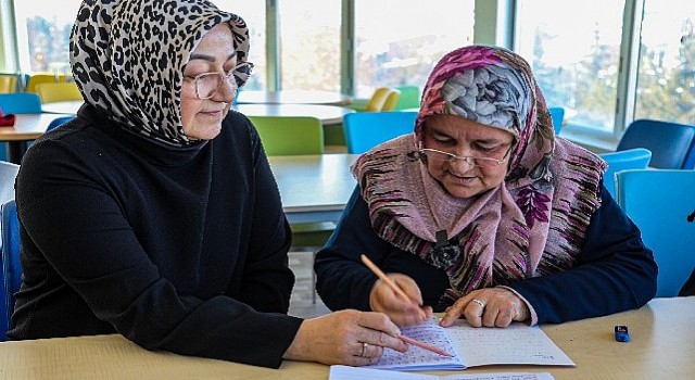 Van&#39;lı Kadınlar Büyükşehir&#39;le Okuma-Yazma Öğreniyor