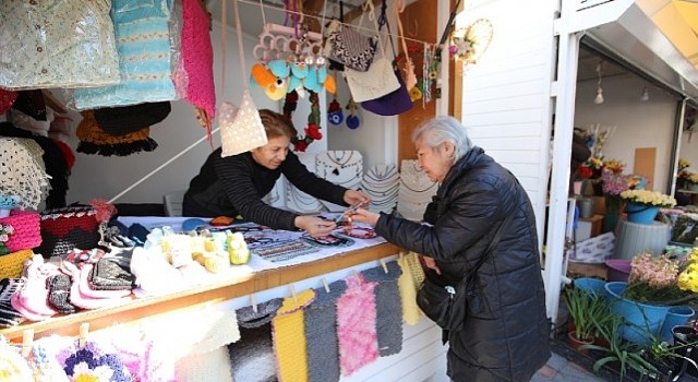 Bayraklıda üretici kadınların stantları yenilendi