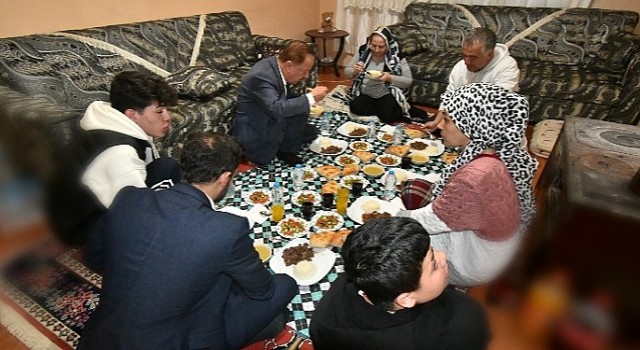 Haymana Belediyesi iftarda sefer tası ile yemek dağıtma uygulamasını bu sene de sürdürüyor.