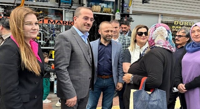 AK Parti İzmir Milletvekili Kırkpınar, Aliağa&#39;da vatandaşları telefonla arayarak Cumhurbaşkanı Erdoğan&#39;ın katılacağı mitinge davet etti