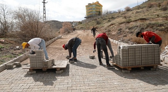 Esentepe Mahallesi Ulubatlı Sokakta bulunan yol ve yaya kaldırımı, Nevşehir Belediyesi tarafından yenileniyor