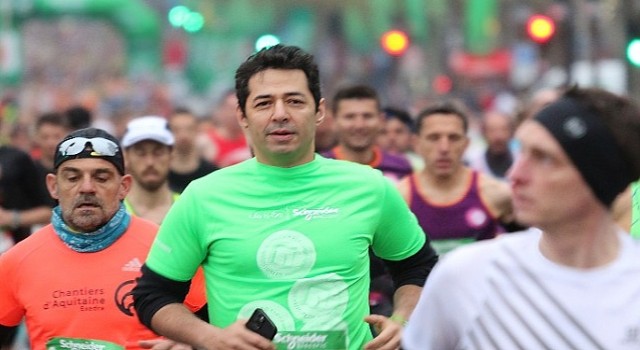 Mert Fırat, Schneider Electric Paris Maratonunda Depremzedeler için Koştu