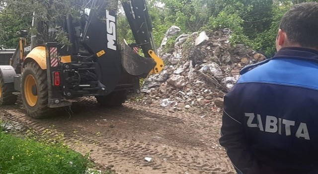 Gemlik Belediyesi, özellikle yaz sezonunun yaklaşmasıyla birlikte artan tadilat atıkları için denetimlerini sıklaştırdı