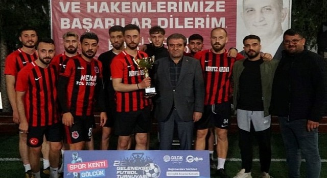 Gölcük Belediyesi 22. Geleneksel Futbol Şöleninde Körfez Arenayı 3-0 yenen Azat İnşaat şampiyon oldu