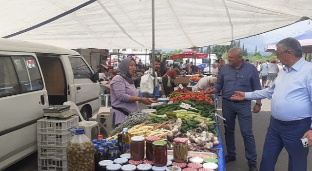 Başkan Topaloğlu pazar esnafını ziyaret etti