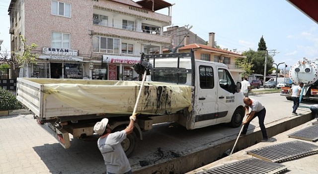 Burhaniyede mazgal ve kanal temizliği devam ediyor 