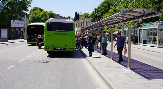 Büyükşehir 12 ilçede durakları yeniliyor