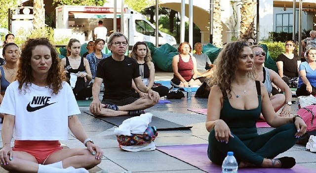 Karşıyakada en uzun güne yoga ile başladılar