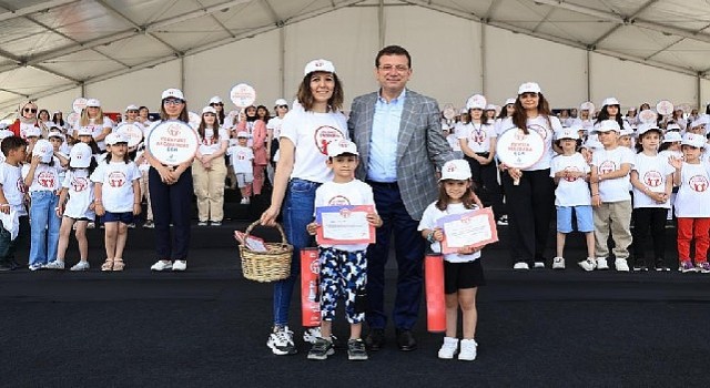 Kreş öğrencileri İmamoğlu yla birlikte mezuniyet şapkalarını fırlattı