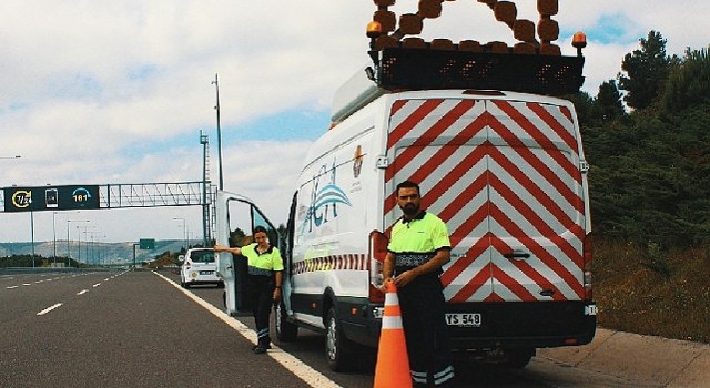 Yolları açık tutan otoyol çalışanlarının güvenliği sürücülerin elinde